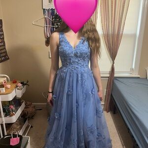 Prom Dress
Altered to fit 0/2
5’6, 120 pounds and wore a 2 in heel